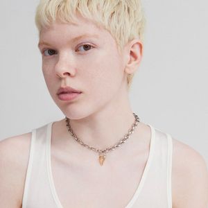 Justine Clenquet Silver Metal Chain Heart-Shaped Pendant Enkel Kvinnors Kort Halsband Mode Personlighet Semestergåva