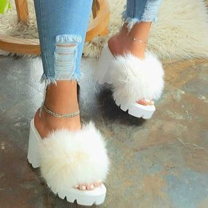 Plus Storlek 43 Kvinnor Furry Sandal Ladies Shoe Cute Plush Fluffy Sandals High Heels Platform Utomhus Slippers Zapatillas Casa Mujer X0526