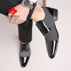 DECARSDZ Men Dress Shoes Fashion Formal Man Wedding Party Style Confortável Design Clássico Alta Qualidade 220106