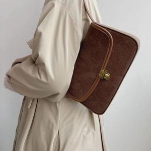Cross body mode design damer brun liten axelväskor eleganta kvinnor handväskor handväskor vintage lås corduroy kvinnlig underarm väska bolsas