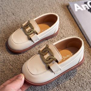 Британский стиль детей детские кроссовки детей мокасины металлические скольжения на обувь девушки мальчики мягкие повседневные туфли принцесса кожаная обувь размер 21-30