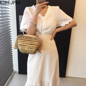 Korejpaa Women Dress Sets Korean Summer Elegant V-neck Lace Short-sleeved Shirt and High-waisted Lace Fishtail Skirt Suit 210526
