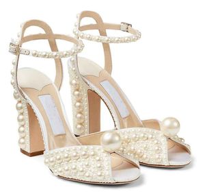 Top Luxury Summer Women's Sandals Skor Sacora Vit Pearl Utsmyckning Bridal Bröllop Berömda Märken Ladies Gladiator Sandalias EU35-43