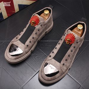 Sapatos de primavera e outono sapatos Britânicos Board Sapatos Mens Juvenil Moda All-Match Flat Rebite Maré Designer Sapatos Masculinos Zapatos Hombre A6