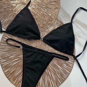 Conjunto de biquíni com corrente de metal da moda, cor preta sólida, roupa de praia de verão com etiquetas para presente feminino