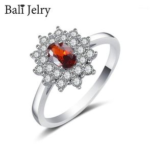 Kluster Ringar Bali Jelry Retro Charm 925 Silver Smycken Ovala Ruby Zircon Gemstones Ring Tillbehör för Kvinnor Bröllop Förlovning Partihandel