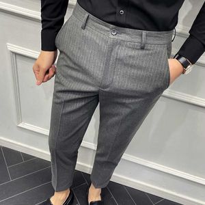 Pantaloni casual a righe classiche Pantaloni eleganti da uomo d'affari da ufficio Pantaloni grigi da matrimonio sociale Pantaloni streetwear slim fit alla caviglia 210527