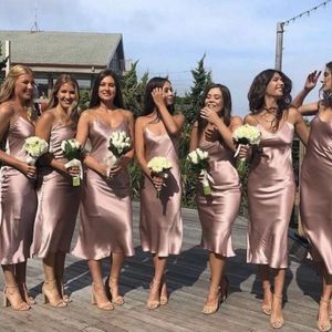 Brautjungfer 2021 Billige Kleiderscheide mit Spaghetti -Trägern Elastische Satintee Länge Mitte Maid Maid of Honor Gown Beach Hochzeit