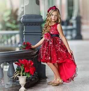 Red High Low Spets Flower Girl Dresses With Sash för bröllop småbarnstävlingsklänningar Tulle födelsedag Första nattvardsklänning 415