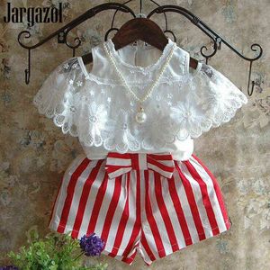 Set di vestiti per ragazze Camicia bianca in pizzo con spalle scoperte e pantaloncini con cinturini rossi Set di abbigliamento Collana Abiti carini per bambina G220310