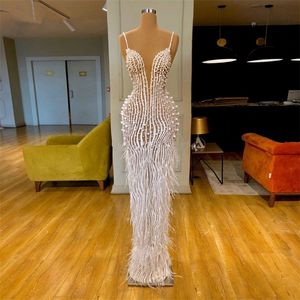 Luxury Prom Dress Pearls Beading Spaghetti Straps Kändis Klänningar Fjäder Dubai Arabiska Evening Klänningar Kvinna Party Night Robe de Soiree