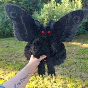 Nadziewane pluszowe zabawki Gothic Mothman Plushie szuka miłości i magicznego domu unikalne i powieść czarna ćma miękka zabawka słodka QW Q0727