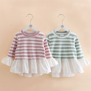 Moda de primavera 2-10 anos Criança Criança Tees Tops O-pescoço de Manga Longa Listra Relógio De Retalhamento Algodão Outono Bebê Meninas T-shirts 210529