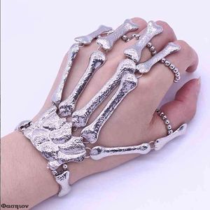 Pulseira Handmade Halloween Skull Dedes Metal Esqueleto Mão Bracelete com Anel para Mulheres Presentes de Aniversário