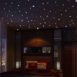 HOT Glow in the Round Dot Dark Star Stickers Luminous Vinyl Wall Stickers Like Star In The Night Romantic Party Birthday 639 S2