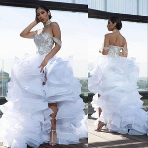 2021 Ruffles Bröllopsklänningar Brudklänning En Linje Av Axel Lace Applique Beaded Chapel Train High Split Organza Custom Made Plus Size Vestidos de Novia