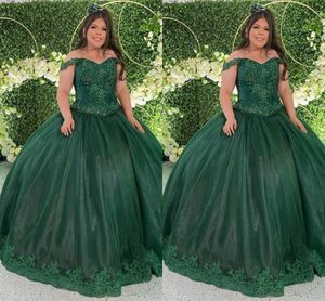 2022 Verde smeraldo Plus Size Abiti stile Quinceanera Off spalla Pizzo Corsetto in rilievo Indietro Prom Abiti formali Laurea Donna