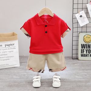 キッズデザイナー因果服夏の男の子格子縞のスポーツ服セット子供たちの縞の半袖Tシャツトップス+ショートパンツ2ピーススーツS262