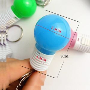 LED Ememiting Light Flashing Noworo urodzinowe Bulb Klucz Fob Creative Toy Mały prezent na prezent, aby zapewnić biżuterię nowatorską