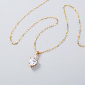 Hängsmycke Halsband Graceful Luxury Simple Design Crystal Heart Halsband Guldfärg för Kvinnor Alla hjärtans dag Smycken Tillbehör