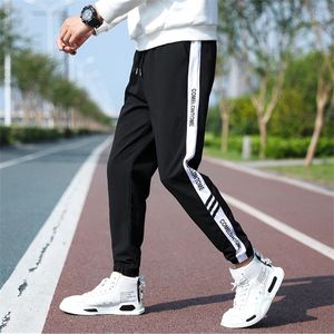 Mens nya sportbyxor 2021 Harem Casual Elastic Waist Man Fashion Trousers Streetwear Joggers Manliga Byxor Plus Size Pant X0615