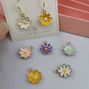 20st / pack 3d små blommor charms gyllene ton metall örhängen hängsmycke diy tjejer mode armband smycken tillbehör hitta