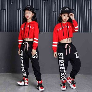 Koreanska stora tjejer streetwear mode barn sport kostym svart brev print pant + röd hoodie två styck set dance costumes 210622