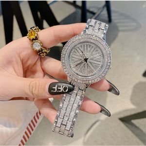 Nuovo orologio da donna di marca, movimento al quarzo non meccanico con cinturino in acciaio impermeabile alla moda con diamanti luminosi