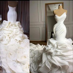 2021 Elegant sjöjungfru bröllopsklänningar Sweetheart Pleat Ruffles Tiered kjol Organza Custom Chapel Train Formell Bridal Gowns Vestido de Novia