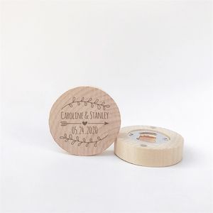 パーソナライズされた木の磁気びんのウエディングの好意と贈り物の注文の彫刻された木製冷蔵庫の磁石の結婚式のお土産63 * 15mm 210722