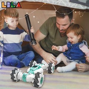 LBLA D878 2.4G дистанционного управления RC автомобиль рулон роторный двухсторонний трюк жест индукционная скручивание дрейф внедорожник танцы вождения автомобиля 211029