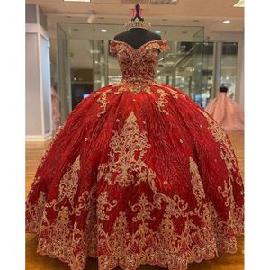 2022 Elegante abito da ballo con perline rosse Abiti Quinceanera Appliques dorate Abiti da cerimonia per abiti da 16 anni vestido de 15 anos a￱os quincea￱era