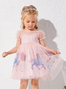 幼児の女の子ユニコーンプリントパフスリーブをカットバックスパンシンメッシュドレス