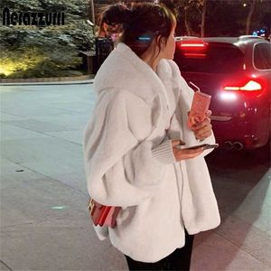 Nerazzurri Winter White Oversized Faux Fur Jacket Kvinnor med huva Raglan Sleeve Zipper Korean Mode kläder för Kvinnor 211112