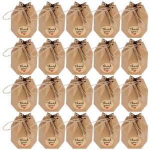 Embrulhe de presente 50pcs hexahedron Candy Boxes Kraft Paper com cordas e adesivos