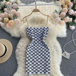 シックな幾何学模様のミニパーティードレスチェーンスパゲッティストラップノースリーブニットボディコン夏の女性の服210603