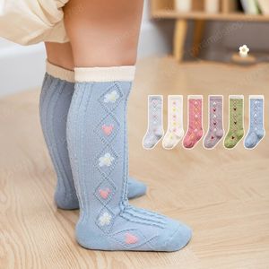 Süße florale kniehohe Babysocken Herbst Prinzessin Herzdruck Neugeborenes Mädchen lange Socke weiche Baumwolle elastische Säuglingskleinkindsocken