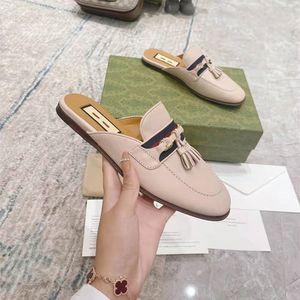 2021 Sandálias das mulheres de desenhador de couro moda chinelos clássicos de metal Baotou letra sapateiro liso sandálias tassel praia sapatos 35-40 com moldura