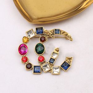 18K pozłacane podwójne litery broszki znane marki luksusy Desinger geometria broszka kobiety Rhinestone garnitur Pin biżuteria szalik akcesoria do dekoracji prezenty