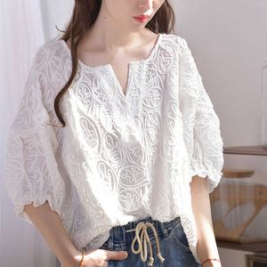 夏の韓国のファッション女性Vネック緩い刺繍レースブラウスフェムメトップス全てのカジュアルスウィートシャツプラスサイズS733 210721