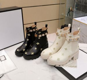 2023 Martin botas curtas 100% couro de vaca Fivela de cinto de metal Sapatos femininos Classic Bee Salto grosso Designer de couro Salto alto Fashion Diamond Lady boot