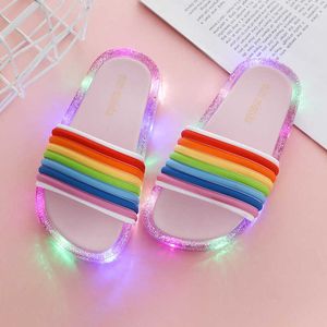 Детские светодиодные мигающие Rainbow Flip Plops Striped малыш девушка желе тапочки летние дети девушки светящиеся тапочки обувь 210712