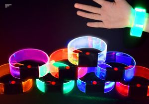 Braccialetti luminosi a LED con chiusura magnetica Favore di partito Concerto di carnevale Ballo Bracciale flash Luci Fascia luminosa per oggetti di scena in esecuzione Batteria sostituibile