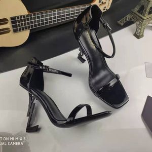 Med Box Winter Fall Black Patent Leather Brudskor för brud Luxury Point Toe Letters High Heels Pumps Ladies Boots Designer SIZR35-44