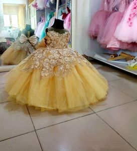 2023 Vestidos fofos de garotas de flor de ouro para o casamento de jóia de jóia de jóia de tule tule feita flores de cristal pérolas longa festa princesa crianças vestidos de concurso com arco