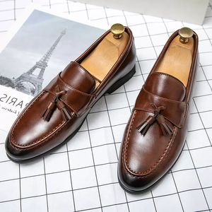 Ny Spetsig Svart Brown Tassels Slip på Oxford Skor För Mens Formell Bröllop Prom Klänning Homecoming Party Sapato Social Masculino