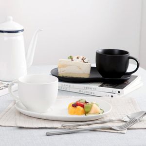 Becher Europäische Kaffeetasse Set Haushaltsfrühstück und Untertasse kreativer einfacher Milchpeeling Schwarz weißer Becher Zweiteiler