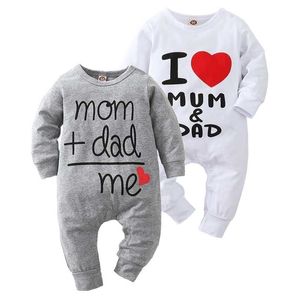 Strampler für geborenes Baby, Mädchen, Junge, langärmelig, weißer Baumwolloverall, „I love mum and daD“-Buchstabenmuster, Babykleidungs-Outfits 211101