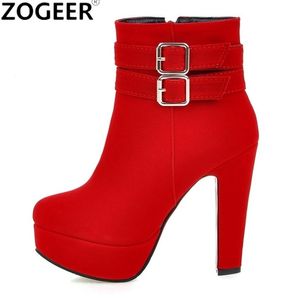 Mulheres Moda de Botas Outono-Inverno sapatos de plataforma básica Preto Vermelho Flock Buckle Curto Mulher grande tamanho grande 48 211105