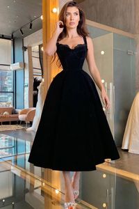 Czarne krótkie sukienki spaghetti paski 2021 Nowa aplikacja Bez rękawów Długość Herbaty Koronki Robe Courte Formalne Suknie Wieczorowe Suknie Party
